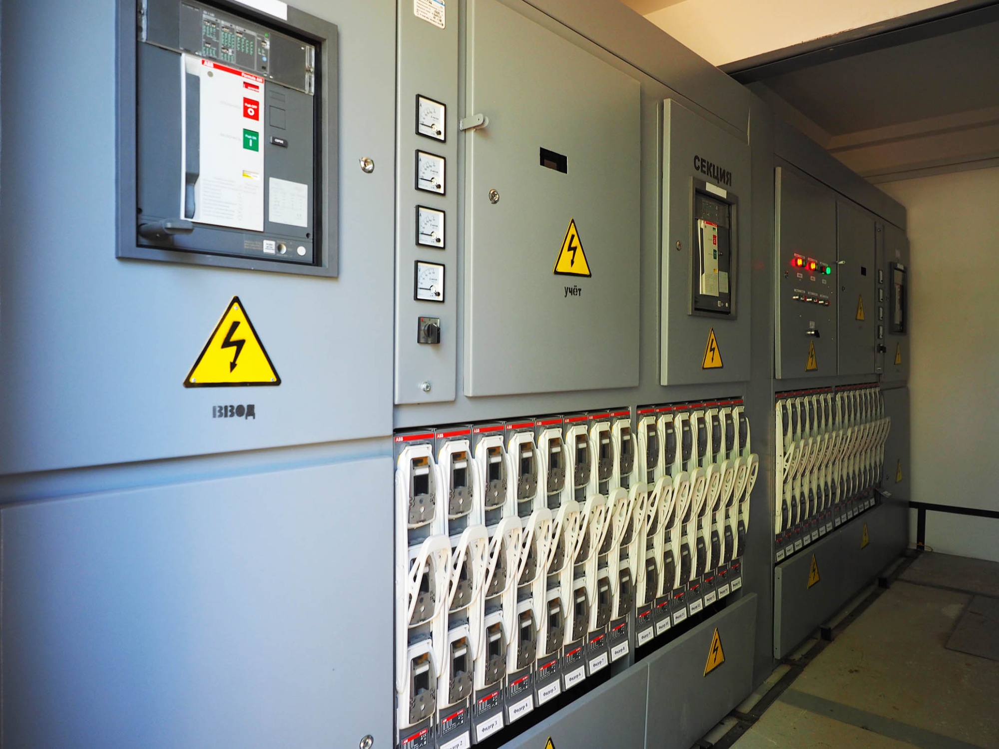 В бетонном корпусе (БКТП)