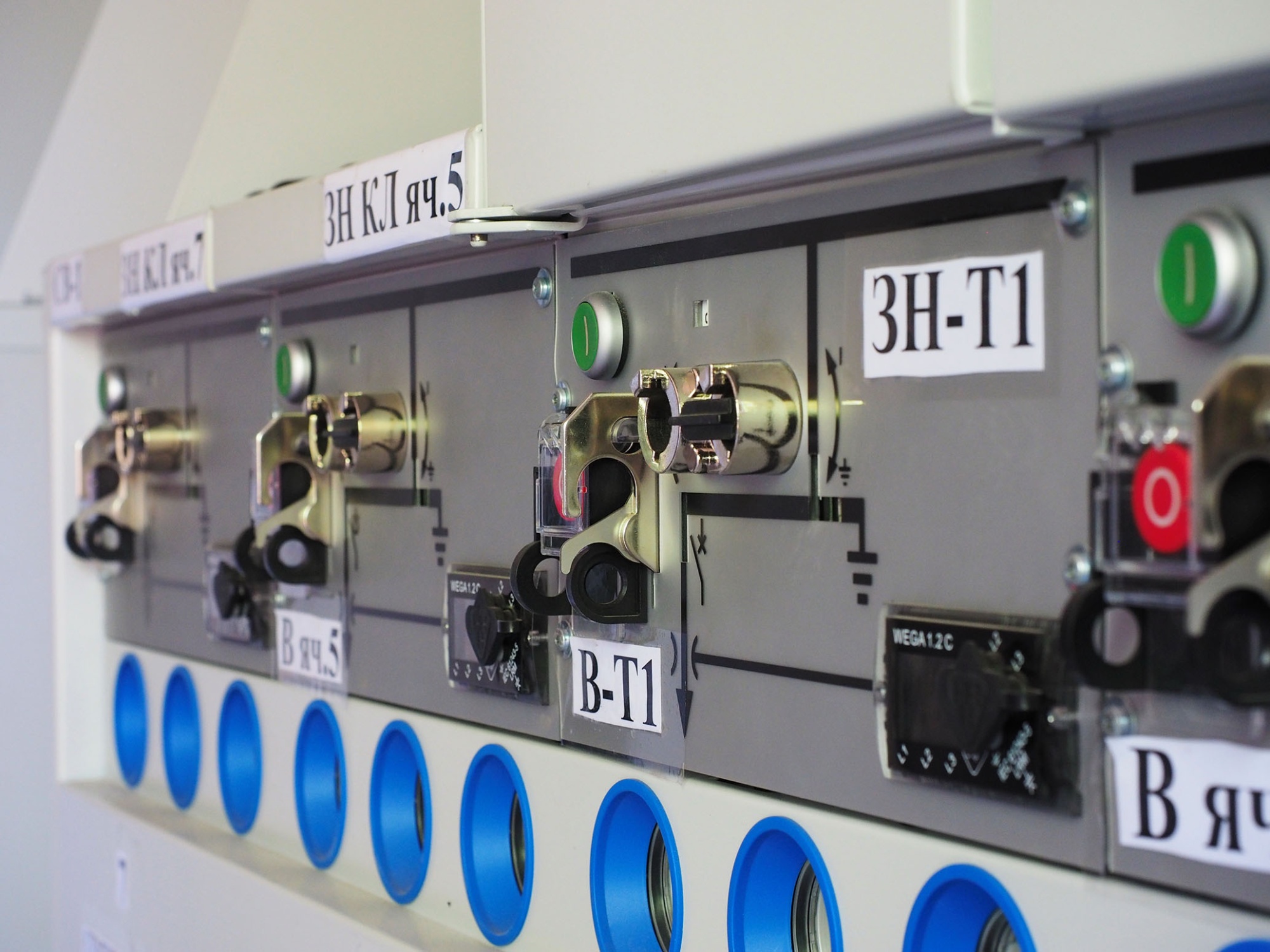 В бетонном корпусе (БКТП)