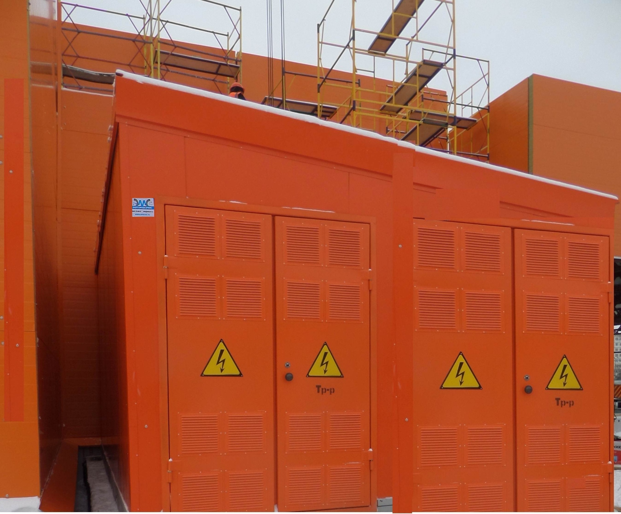 В блочно-модульном здании типа «сэндвич» (КТПНУ)